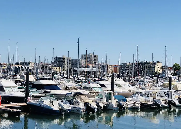 Avec Balcon, Piscine Et Parking - Aiguillon - Fr-1-433-1 *