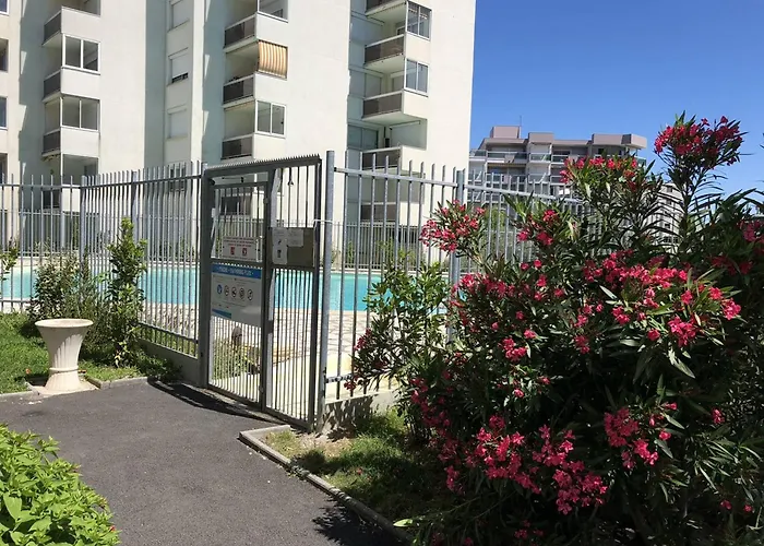 Avec Balcon, Piscine Et Parking - Aiguillon - Fr-1-433-1