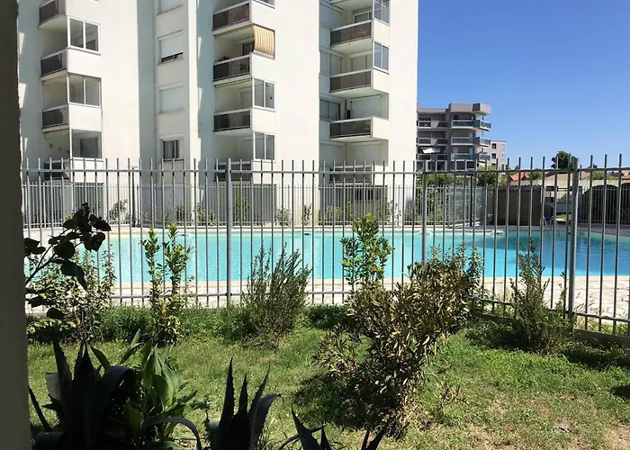 Avec Balcon, Piscine Et Parking - Aiguillon - Fr-1-433-1